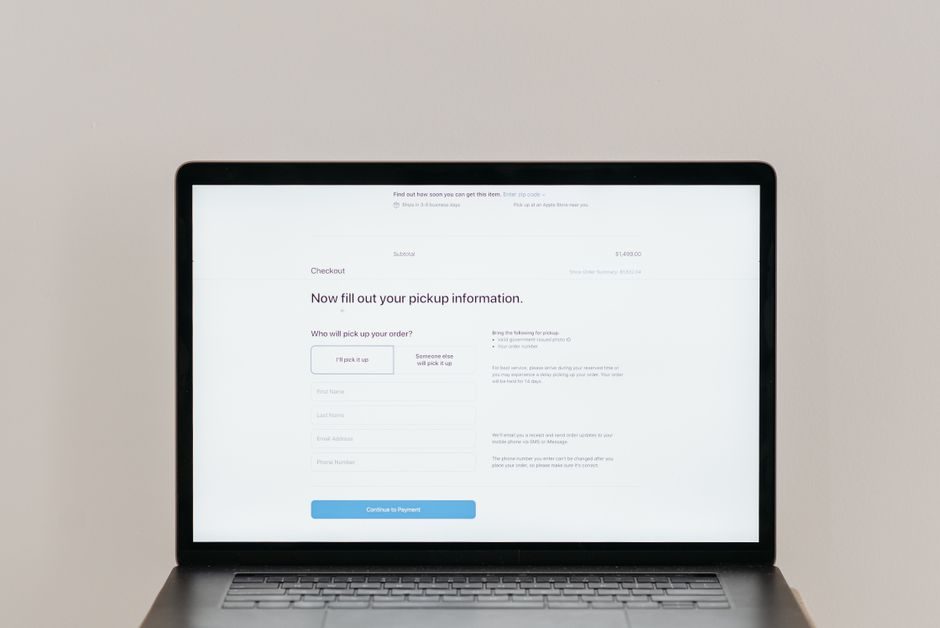 Startseiten-Entwurf für eine Lernplattform mit klarer Navigation